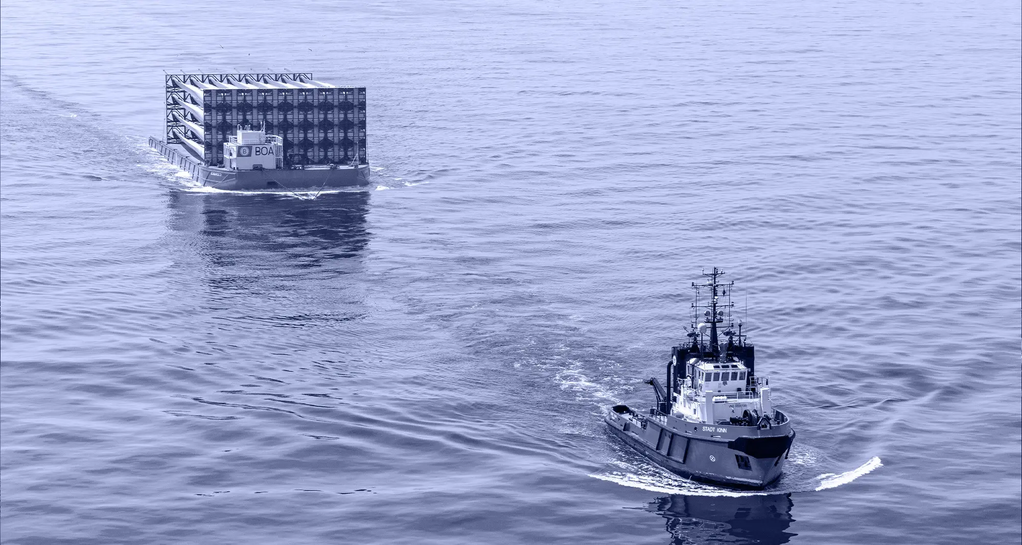 Taubåten Stadt Kinn sleper en lekter med blader til offshore vindturbiner • Boluda Towage