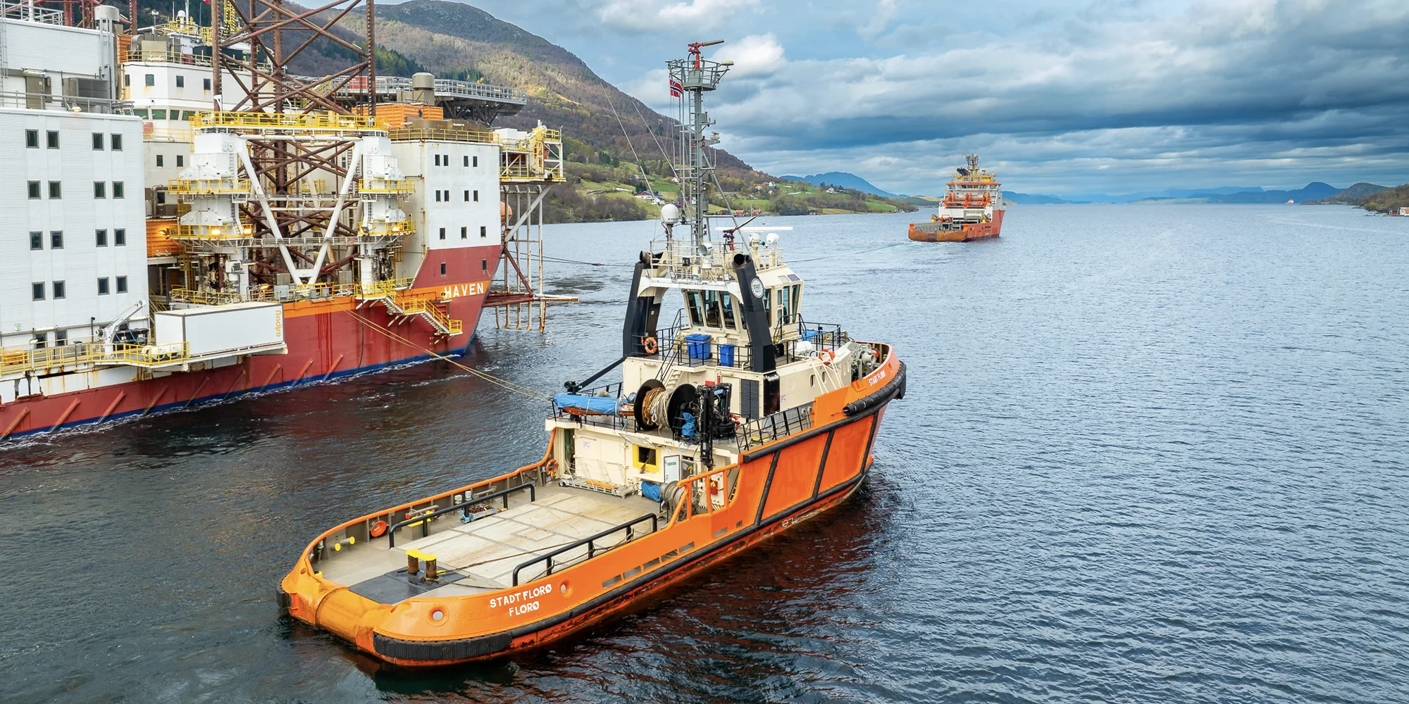 Taubåten Stadt Florø under havneriggflytting ved Westcon Ølen.