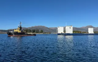 Her tauer Stadt Kinn en nedsenkbar lekter ut fra Westcon Florø i april.