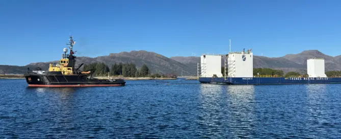 Her tauer Stadt Kinn en nedsenkbar lekter ut fra Westcon Florø i april.